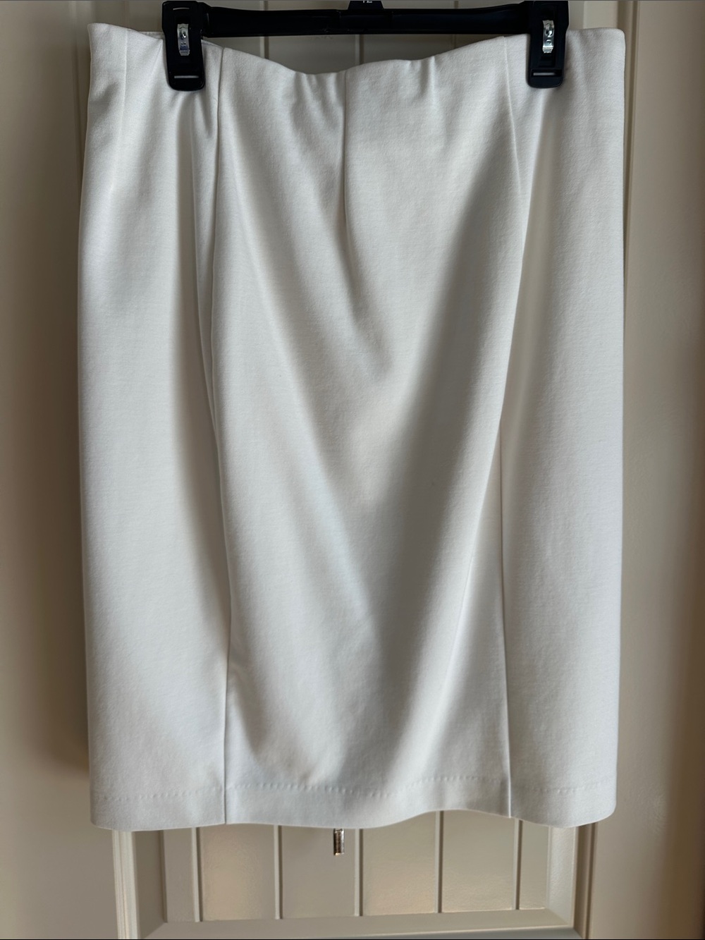Jennifer Lopez pencil skirt with zipper detail